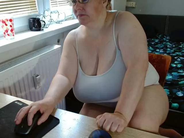 Bessy123 from BongaCams