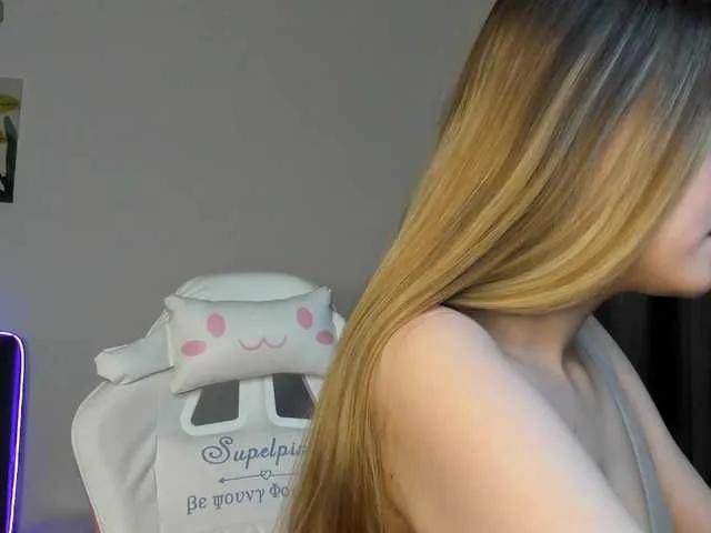 Elliediaz from BongaCams