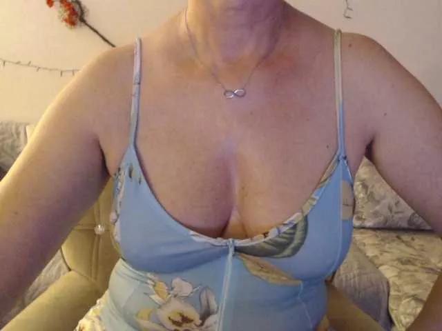 goodSnowQueen from BongaCams