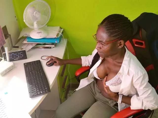Lolaciao23 from BongaCams