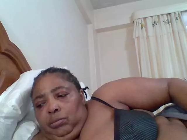 pussylips53 from BongaCams
