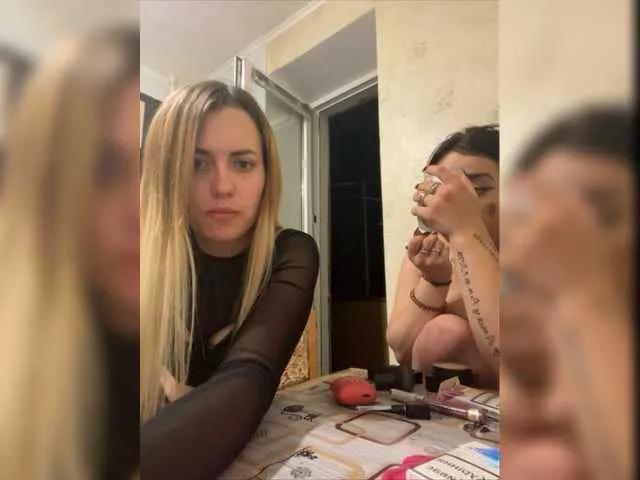 Cling to live show with Queen2Queen from BongaCams 