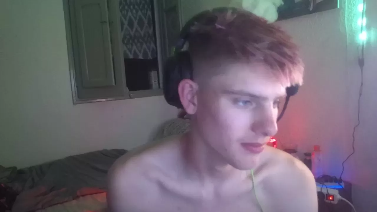 BoyBlondSweet on Cam4 