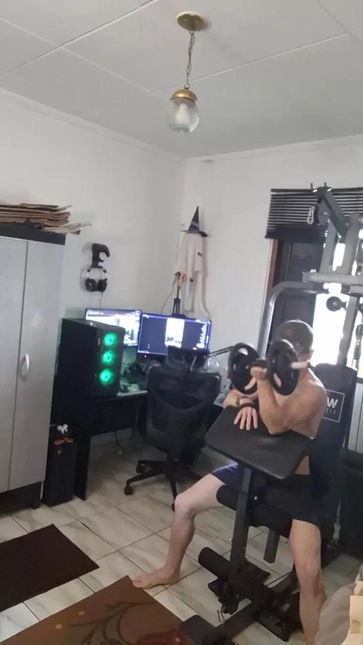 MatthewsH from Cam4