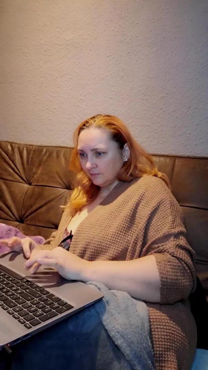 mollig42 from Cam4