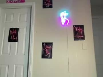 Cum2charmxx from Chaturbate