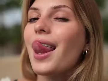 Elegant_vibes from Chaturbate