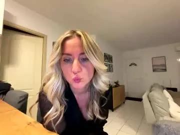 Hollyandelon from Chaturbate