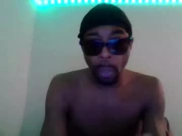 Hoodlatelatenightshow from Chaturbate