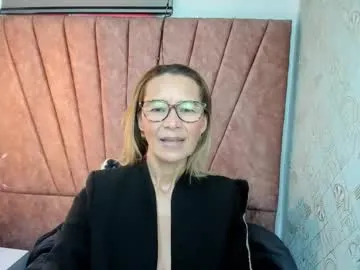 Issa_milf__ from Chaturbate