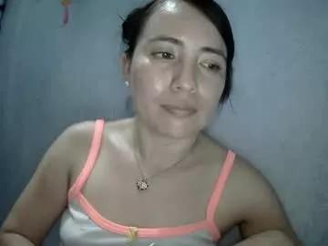 kissmelovejummy from Chaturbate