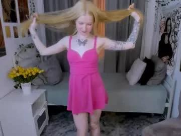 laly_peach from Chaturbate