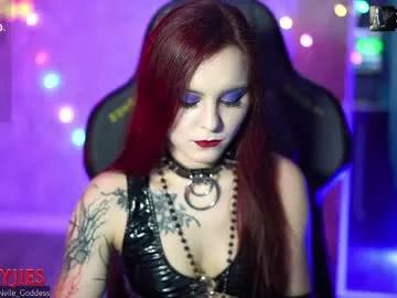 nelle_ from Chaturbate