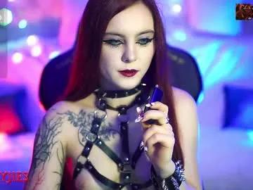 nelle_ from Chaturbate