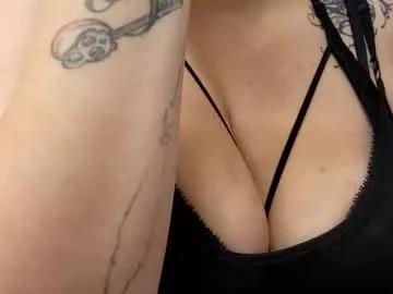 queenbea1369 from Chaturbate