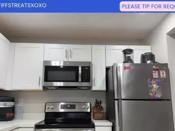 Tiffstreatsxoxo from Chaturbate