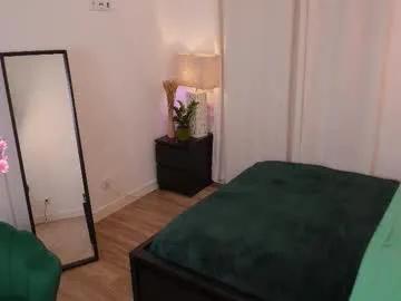 Yess_kiki from Chaturbate