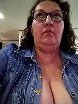 -saraqueen- from StripChat is Freechat