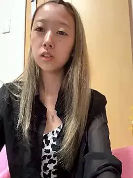 -SARAxx from StripChat is Freechat
