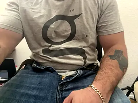 2addictivelyhorny on StripChat 