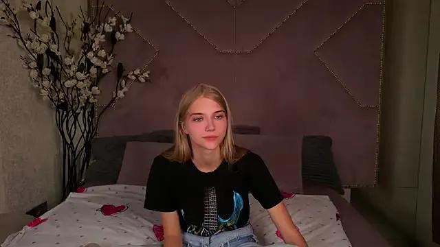 4example_Chloe from StripChat is Freechat