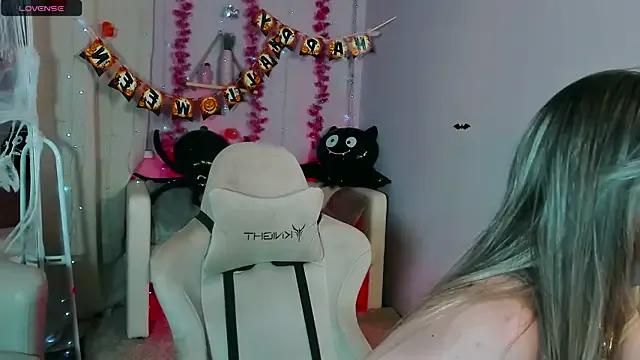 _BellaClark from StripChat is Freechat