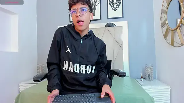 adams_bobby on StripChat 