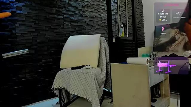 Adeline-Muscle-Queen from StripChat