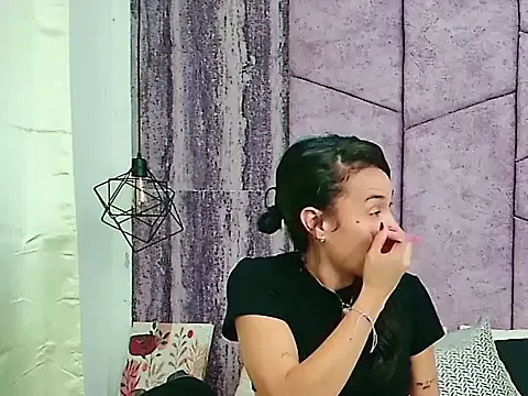 AlahiaEvansz from StripChat is Freechat