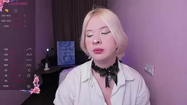 alana_moons from StripChat