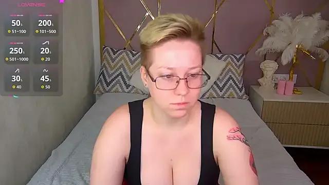 AlexandraGreen from StripChat is Freechat