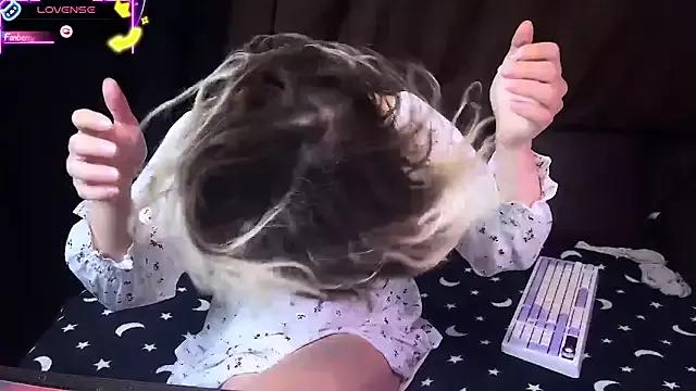AlicePinkhead from StripChat