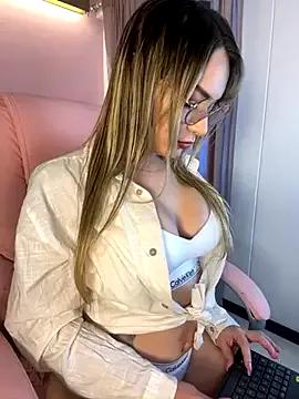 Aliinna from StripChat is Freechat