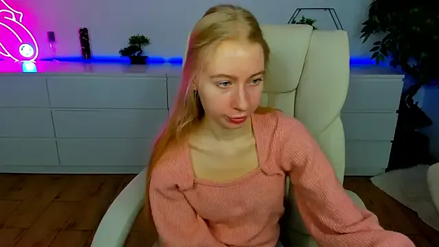 Alina_Blonde from StripChat is Freechat