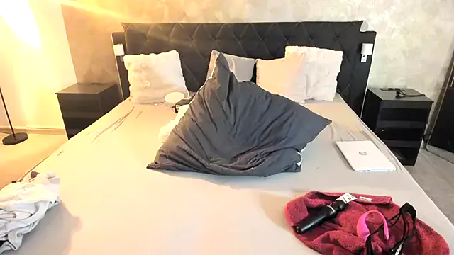 Amanda-JewelzX from StripChat is Freechat