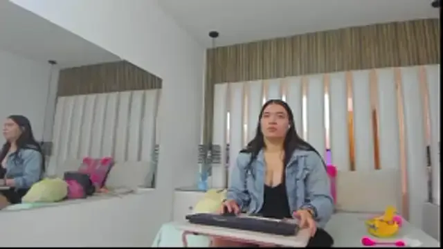 AmbarGills on StripChat 