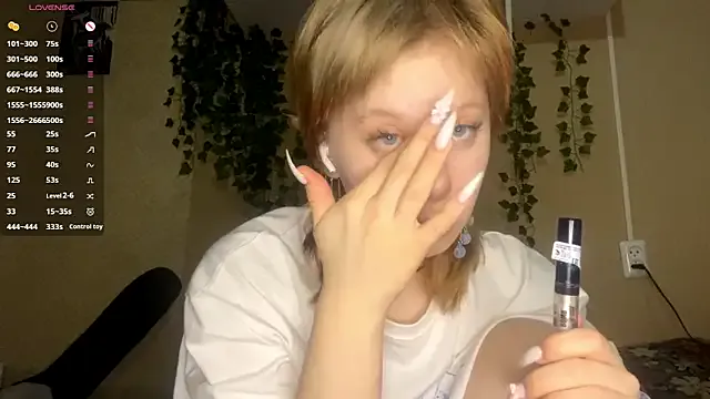 AnitaVanruiten from StripChat is Freechat