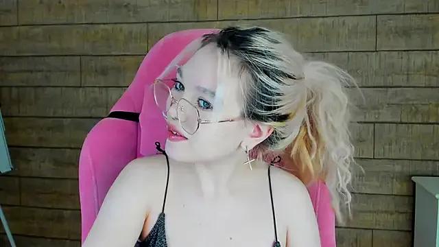 AnnaDelon from StripChat