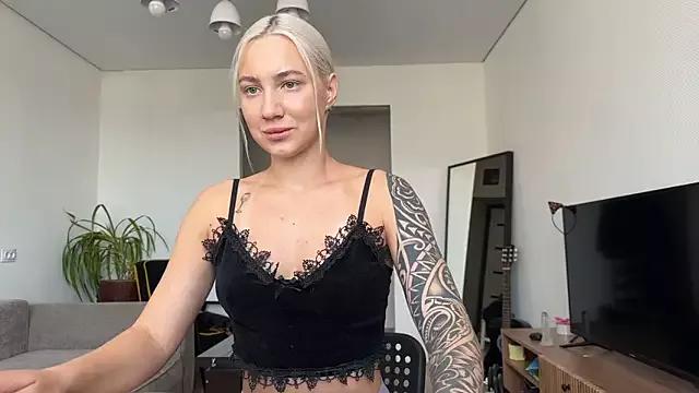 AnneBall from StripChat