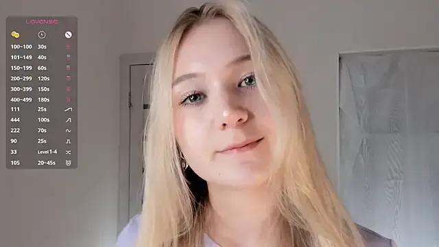ArianeAumich from StripChat is Freechat