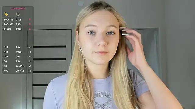 ArianeAumich from StripChat is Freechat