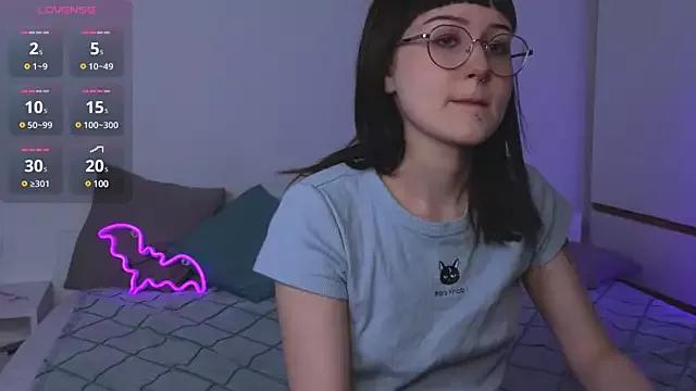 Ashlynsnow from StripChat is Freechat