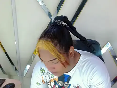 Try our streaming cams variety and talk on a personal level with our adorable girls streamers, showing off their bountiful shapes and dildos.