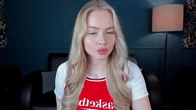 AvroraGoldie from StripChat is Freechat