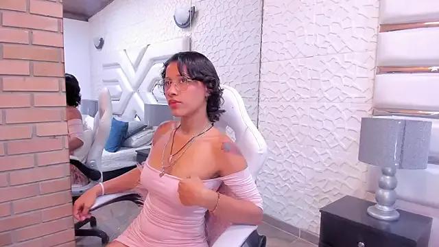 Beella_Rouse from StripChat is Freechat