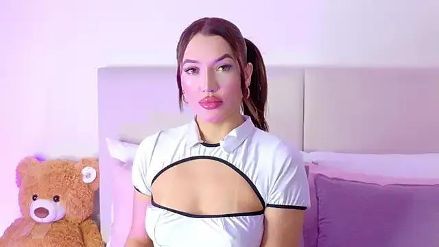 Bella-taylorr from StripChat is Freechat