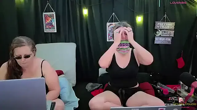 Bella_and_Marie on StripChat 