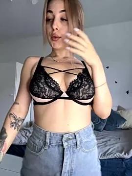 BellaBabyyy from StripChat