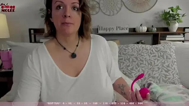 BigBoobsMcGee from StripChat is Freechat