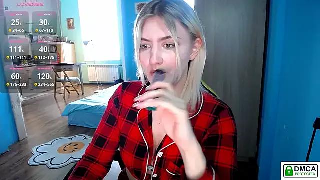 BizzyBeee from StripChat is Freechat